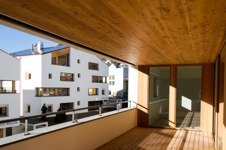 Monolit Scuol | Terrasse mit Blick auf Nachbarhäuser